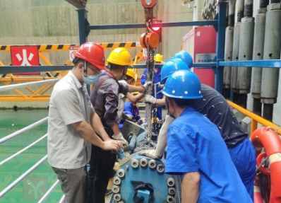 冠航手動倒鏈輕松吊運起1噸油泵電機(jī)